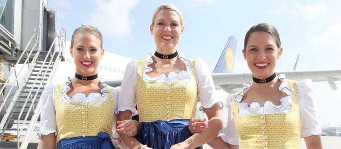 Oktoberfest 2014! Angajaţii Lufthansa, în costume bavareze