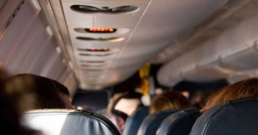 De ce se diminuează lumina la decolare?