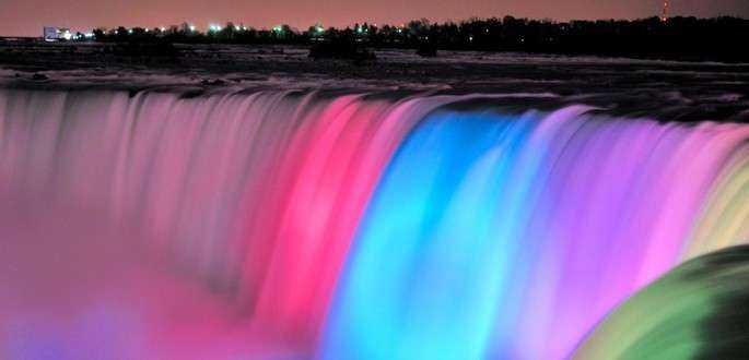 Cascadele Niagara au un nou look! Multicolor!