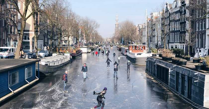 Patinaj pe canalele din Amsterdam