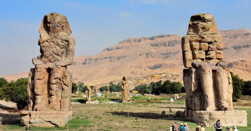 Două statui colosale ale unui faraon egiptean, restaurate după peste 3.000 de ani