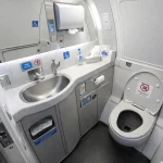 Adevărul despre toaletele din avioane: mituri și realitate