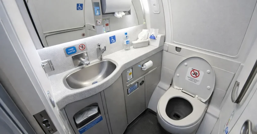 Adevărul despre toaletele din avioane: mituri și realitate